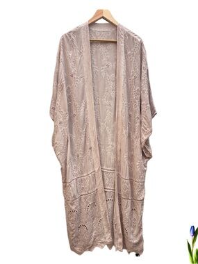 Keiko Kimono in Rosewater
Oil 
Young Fabulous & Broke (No Tag For brand or Size)